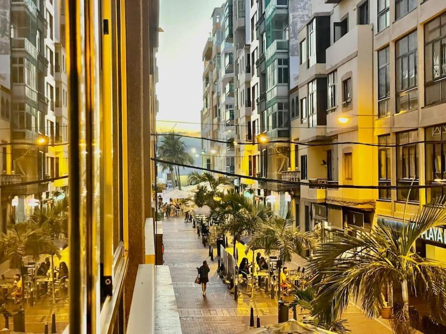 Affordable Holiday Accommodation For Large Families And Groups At Las Canteras Beach With 3 Bedrooms And Free Parking Лас Палмас де Гран Канария Екстериор снимка