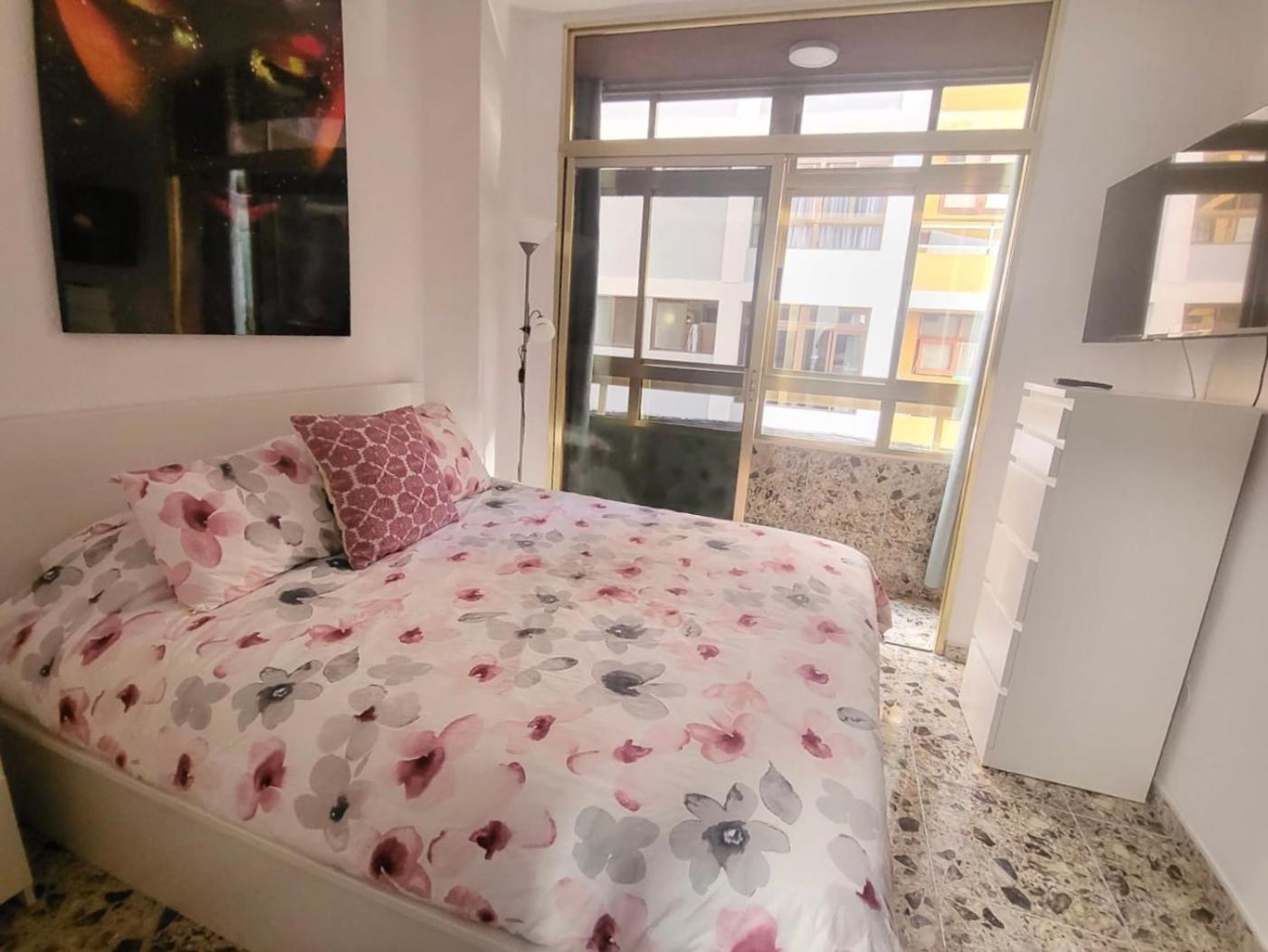 Affordable Holiday Accommodation For Large Families And Groups At Las Canteras Beach With 3 Bedrooms And Free Parking Лас Палмас де Гран Канария Екстериор снимка