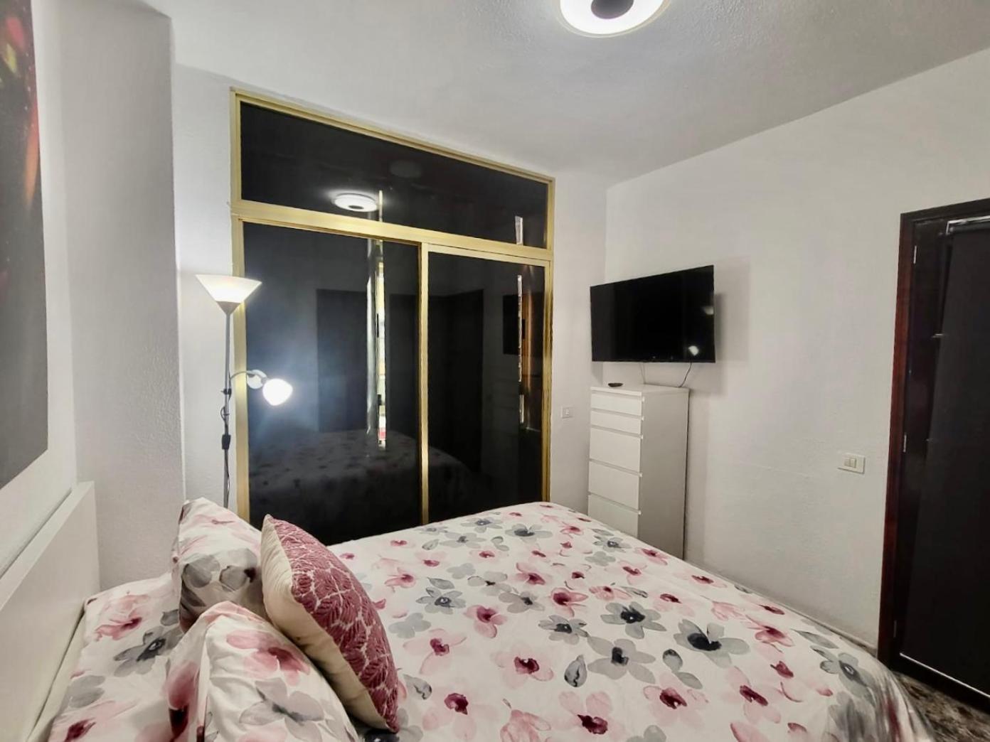 Affordable Holiday Accommodation For Large Families And Groups At Las Canteras Beach With 3 Bedrooms And Free Parking Лас Палмас де Гран Канария Екстериор снимка